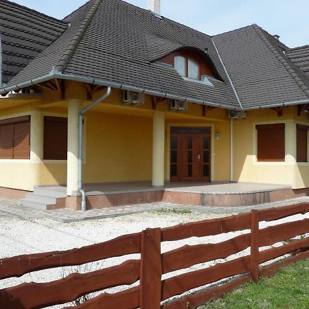 Nadas Tarsashaz Balatonlelle Bagian luar foto