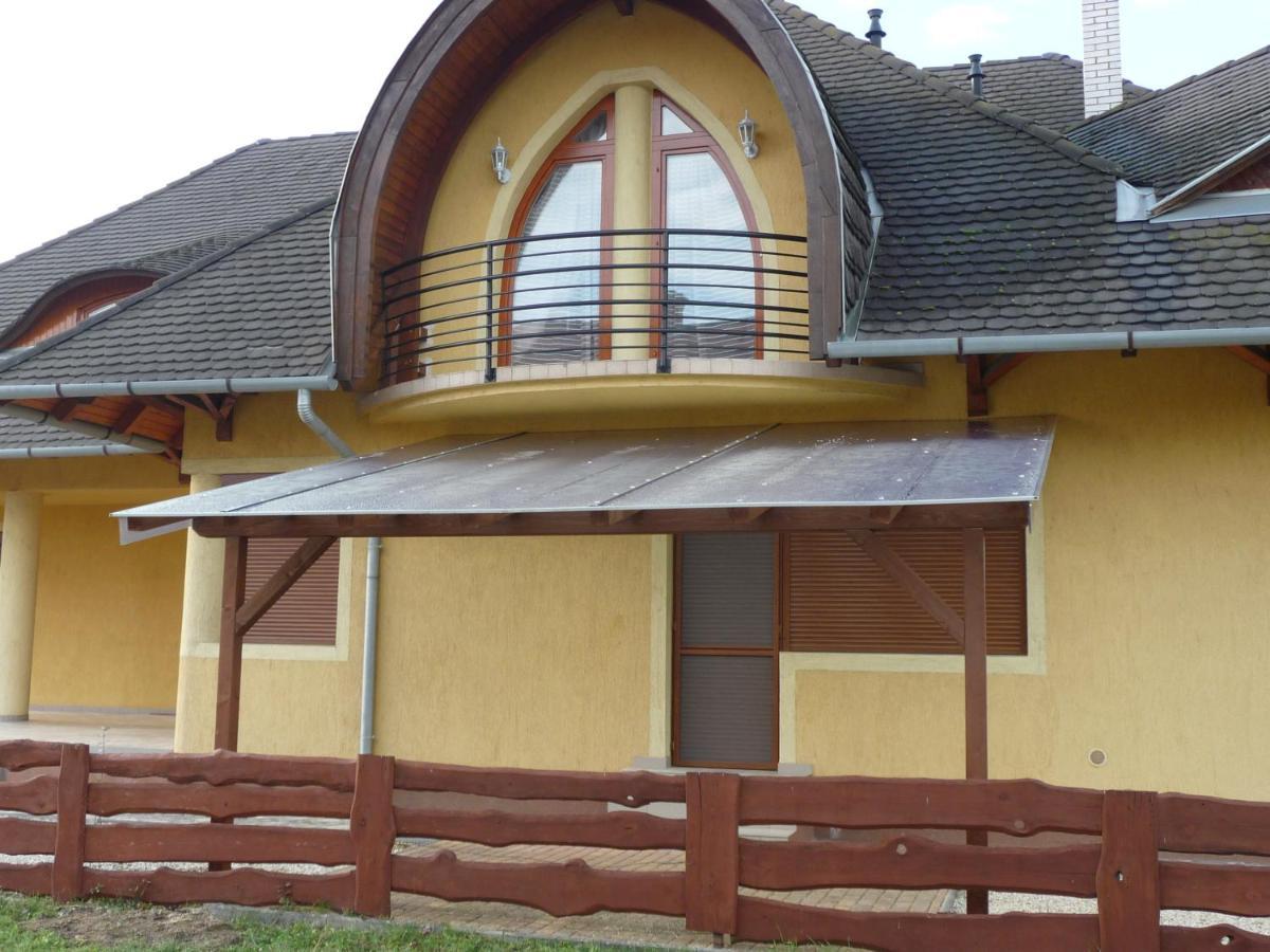 Nadas Tarsashaz Balatonlelle Bagian luar foto